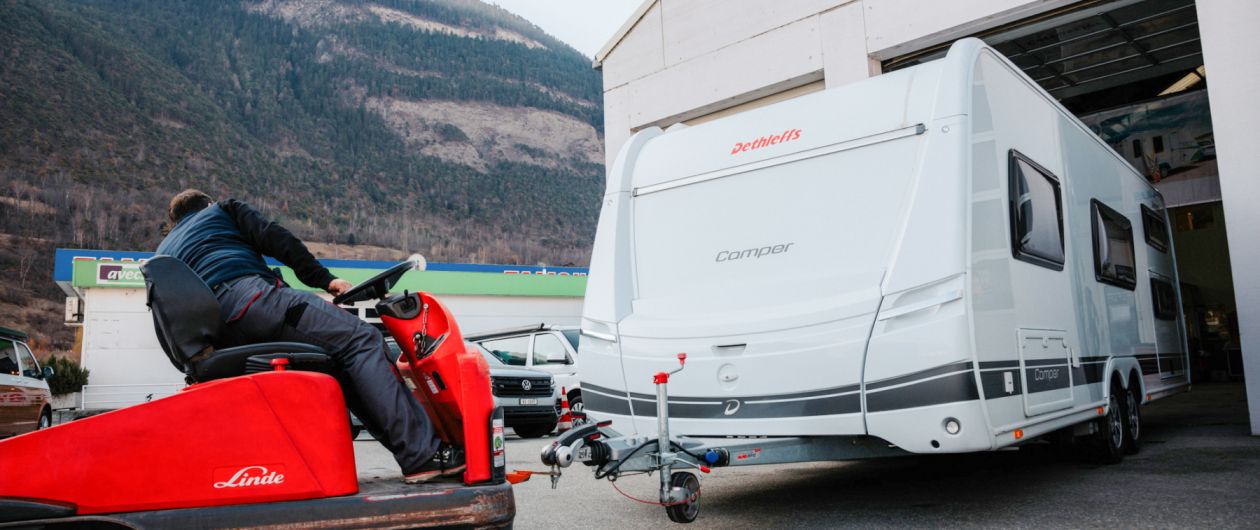 Dethleffs Camper wird zur Montage einer Markise bei GP Camper in die Werkstatt geschoben
