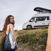 Mit dem Wohnmobil zum Mieten direkt ans Meer zum surfen