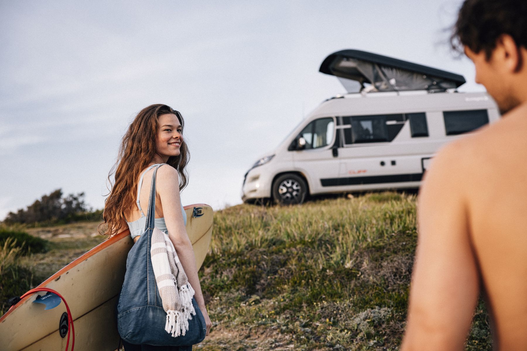 Mit dem Wohnmobil zum Mieten direkt ans Meer zum surfen