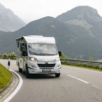 Mit einem Wohnmobil macht man Ferien von den Bergen bis zum Meer