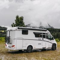 Mit Sonderzubehör d.h. Markise und Verträger montiert bei GP Camper