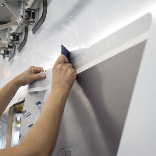 Nach Unfall, anbringen der Klebe Dekor auf den Seitenwänden