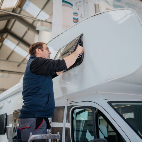 Reparatur eines Aufbaufenster bei einem Wohnmobil