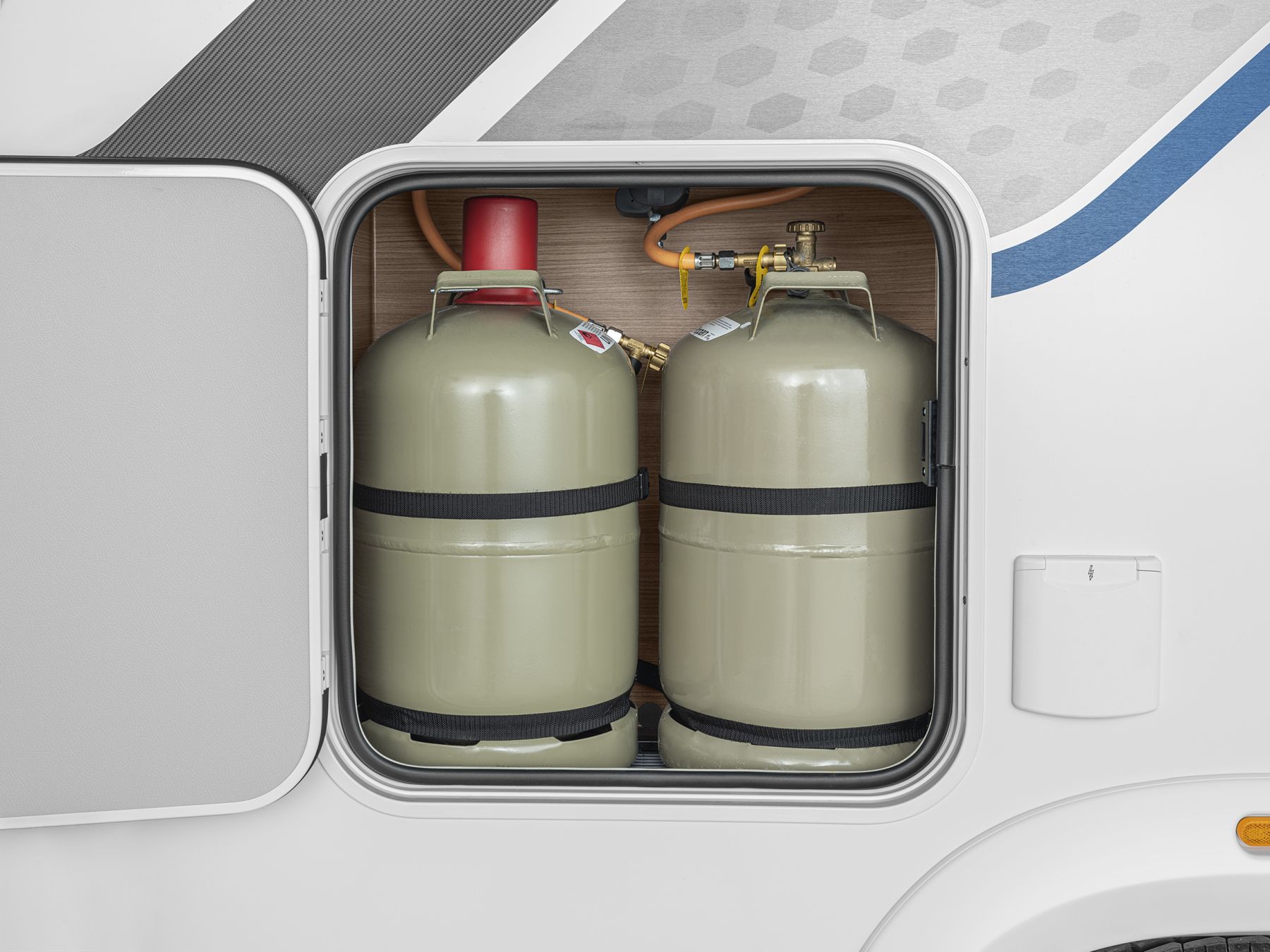 Mehrere Gasflaschen sicher von GP Camper verbaut, bereit für die miete