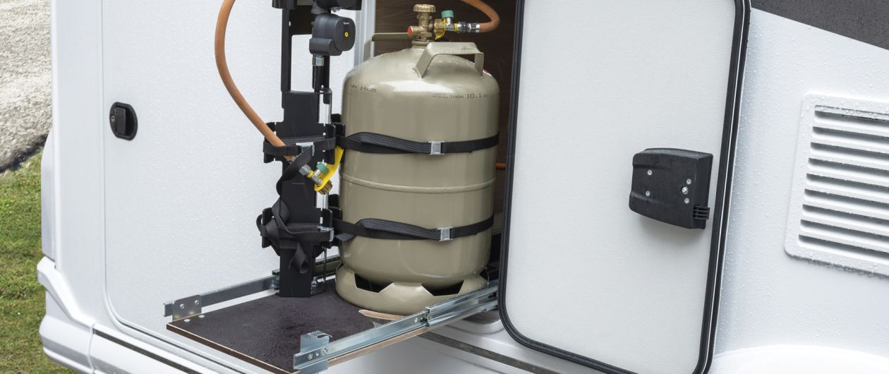 Ausziehbarer Gaskasten mit DuoControl verbaut