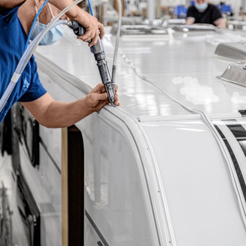 Reparatur einer Dachkantenleisten im Werk